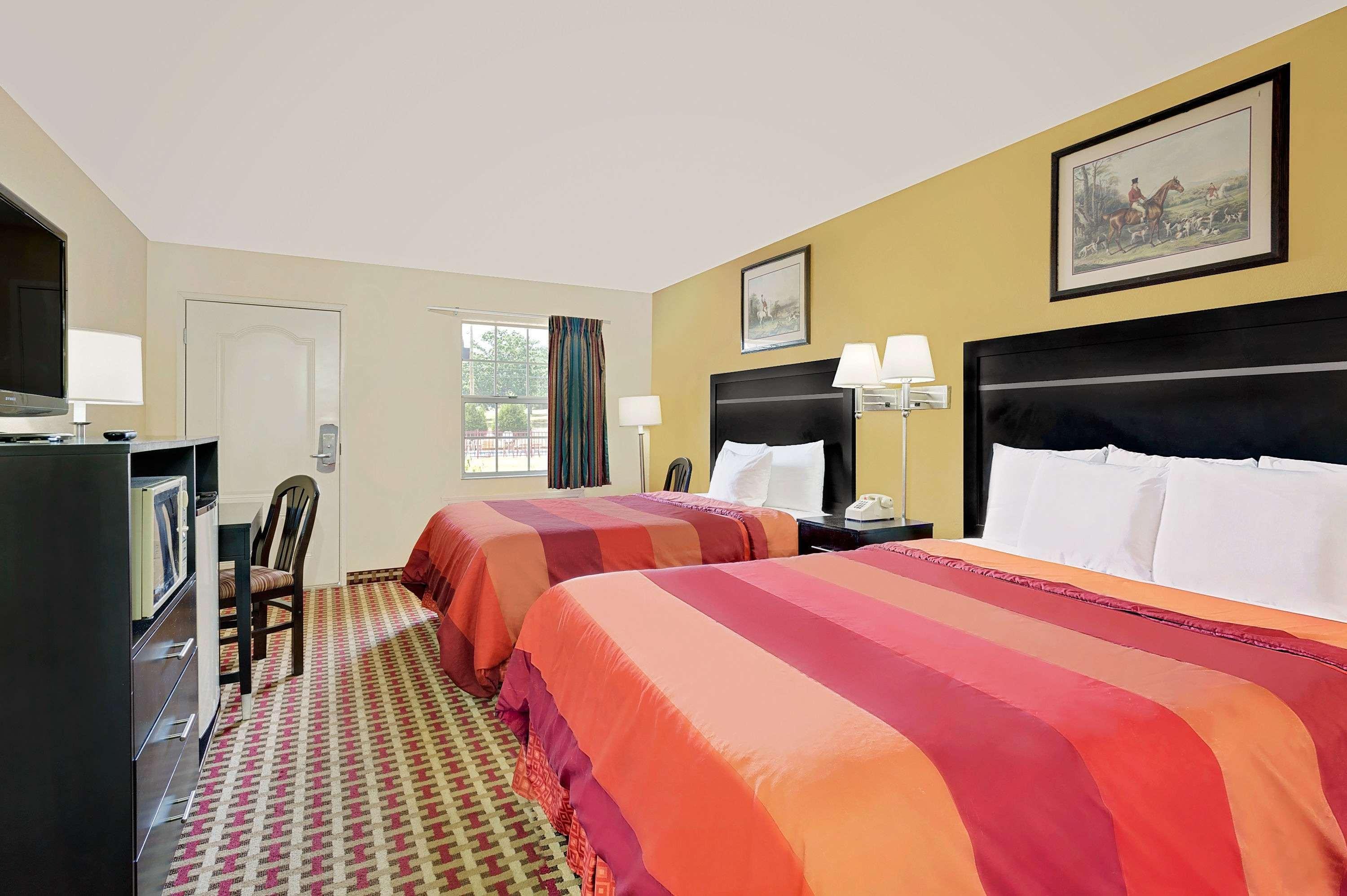 Days Inn By Wyndham Savannah Exterior photo