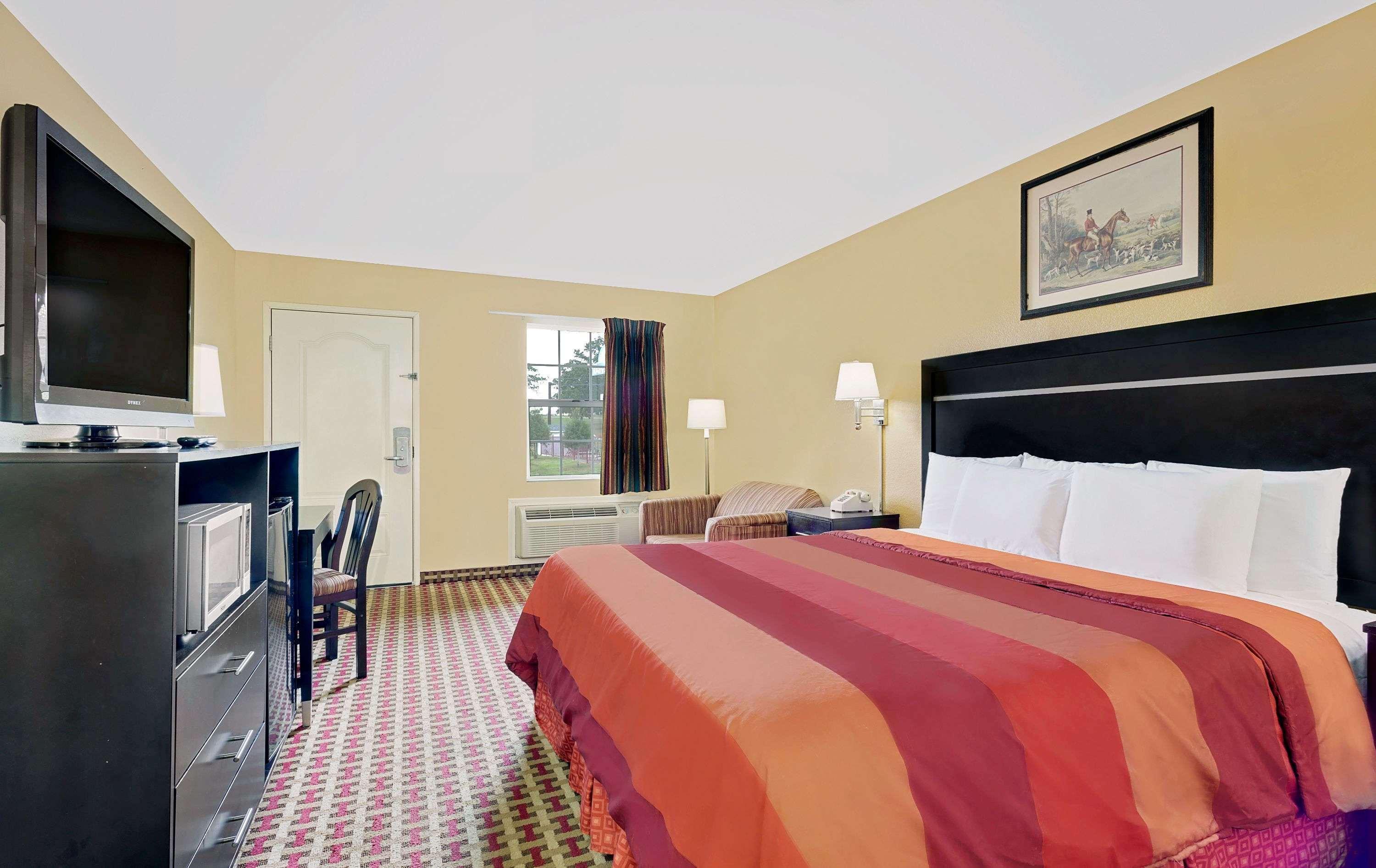 Days Inn By Wyndham Savannah Exterior photo